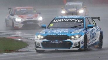 motorsport_car_on_racetrack